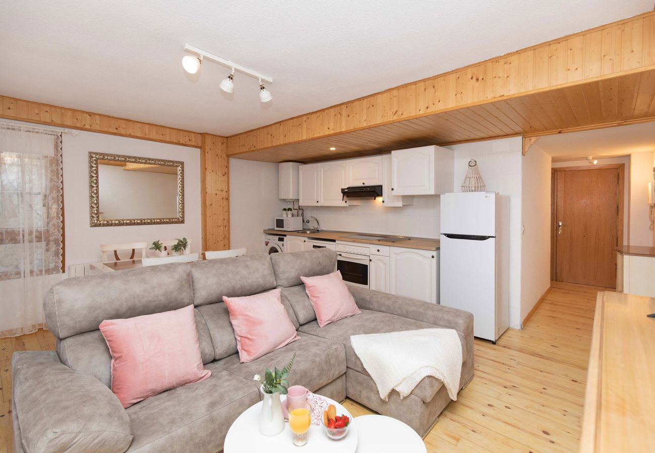 Modern living-dining room with an open kitchen, comfortable atmosphere in El Pueyo de Jaca.