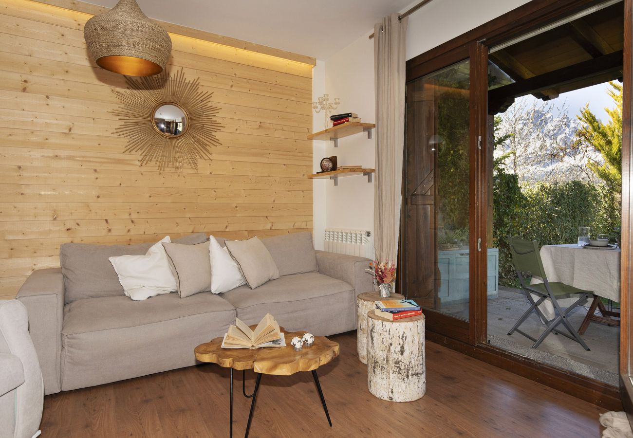 Living room with access to the garden, designed for relaxation and disconnection in the heart of the Pyrenees in Panticosa.