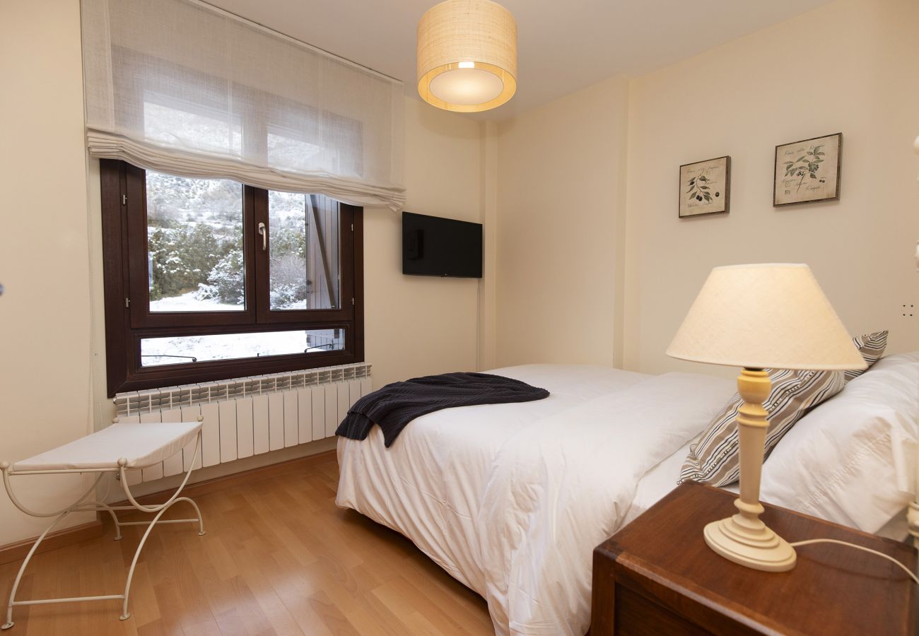Bedroom in Panticosa with simple and comfortable décor, perfect for resting after a day in the mountains.