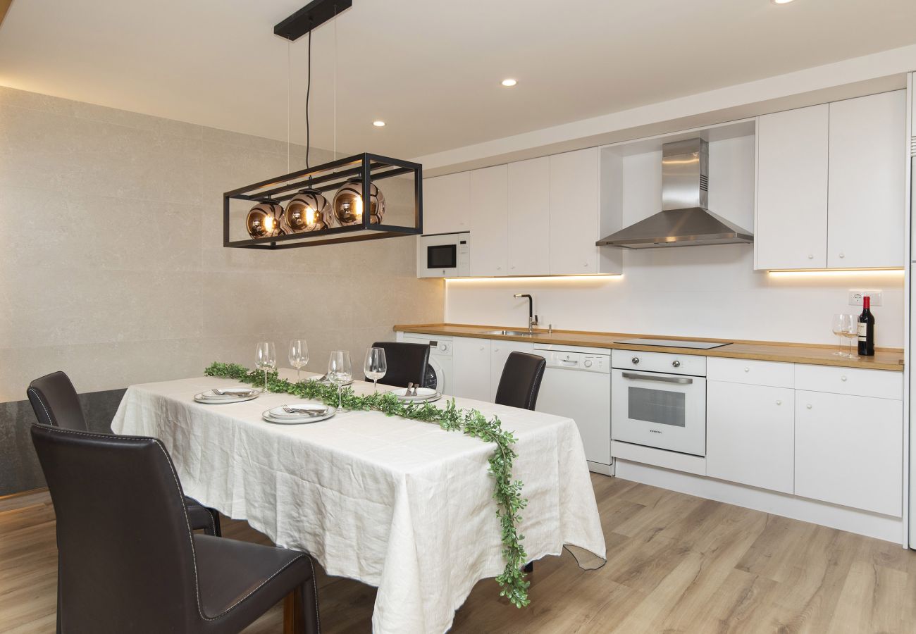 Modern, fully equipped open kitchen connected to the living room in Panticosa.