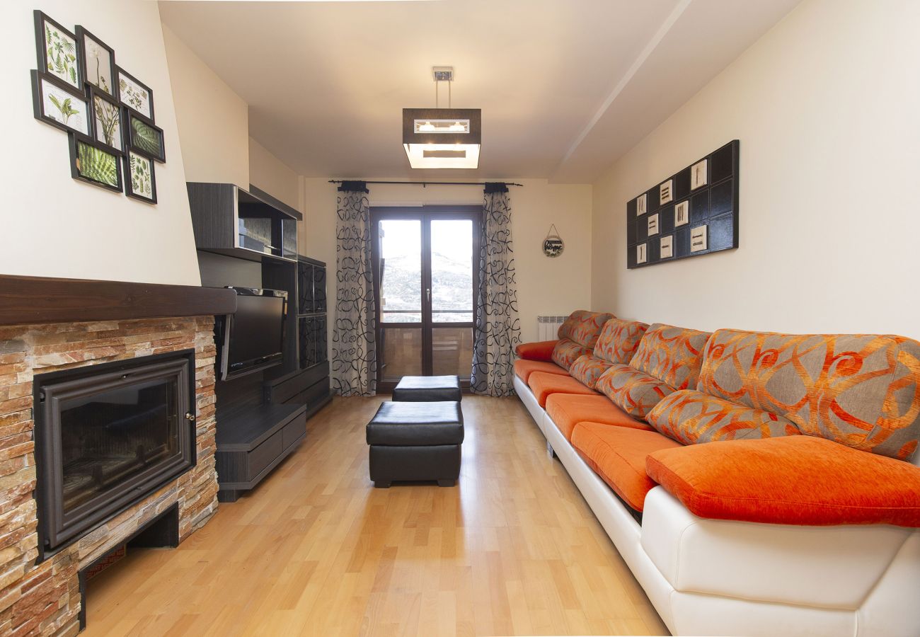 Cozy-style living-dining room, ideal for relaxing after a day of skiing or nature in Panticosa.