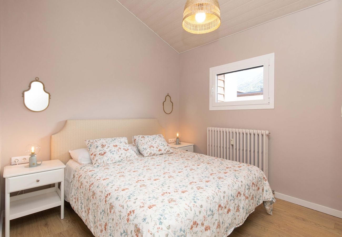 Master bedroom with a double bed, cozy style, and a relaxing atmosphere in Sallent.