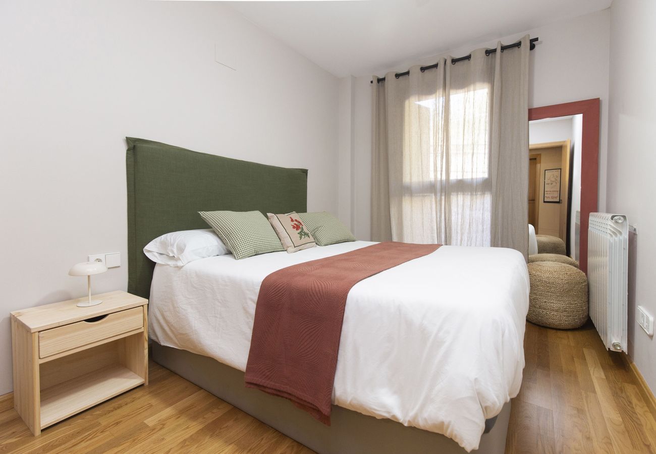 Comfortable bedroom with a double bed, designed for rest and relaxation in a mountain setting in Escarrilla.