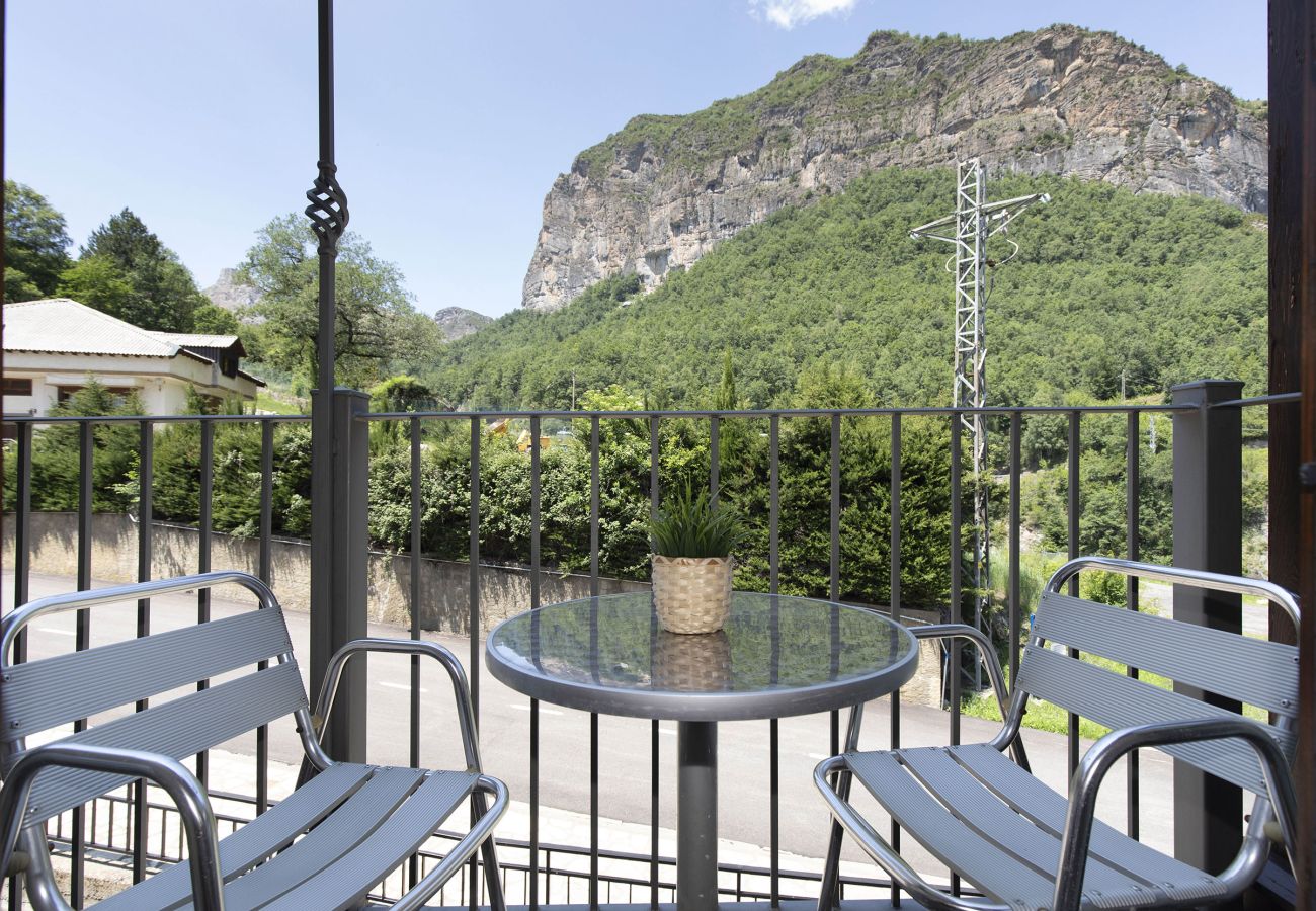 Terrace with views of the Escarrilla landscape, ideal for relaxing moments outdoors.