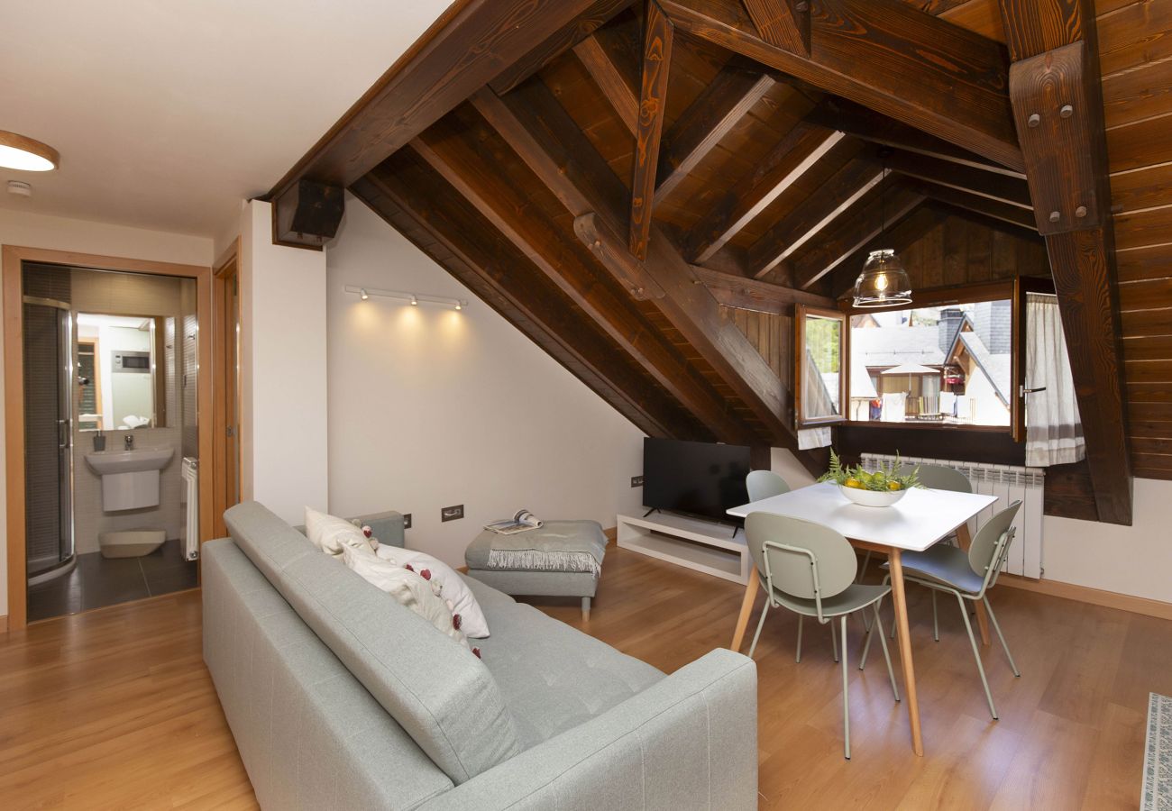 Spacious and bright living-dining room in Escarrilla, ideal for relaxing in a cozy atmosphere.