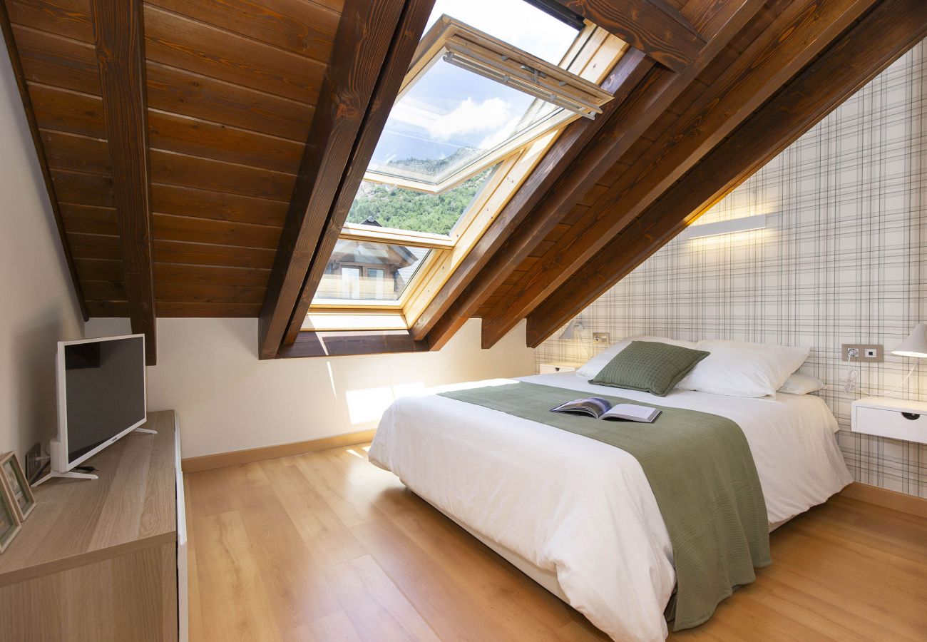 Bright bedroom in Escarrilla with simple and comfortable décor, perfect for resting after a day in the mountains.