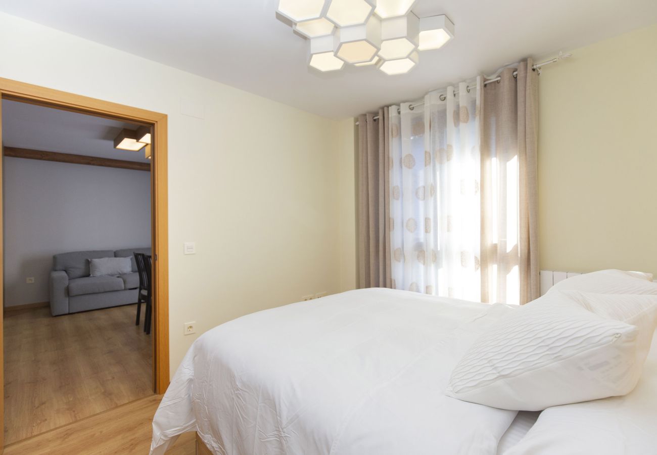 Bright bedroom with a double bed in Escarrilla.