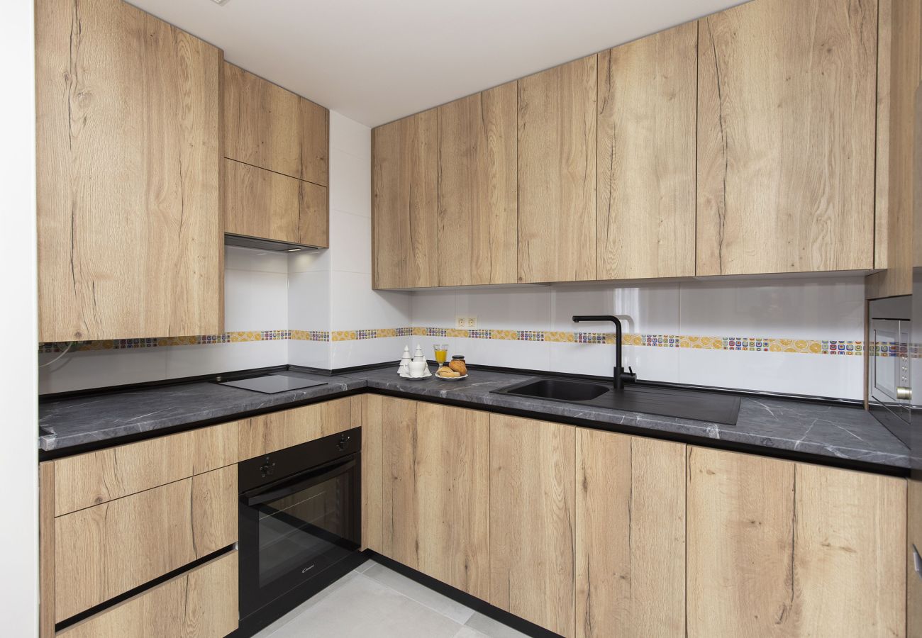 Open kitchen connected to the living room, modern and fully equipped in Escarrilla.