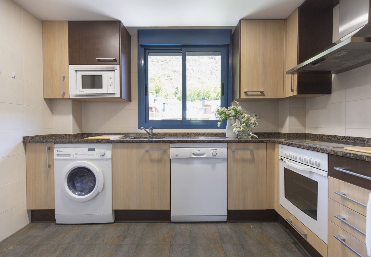 Modern and practical kitchen, perfect for stays with family or friends in Panticosa.