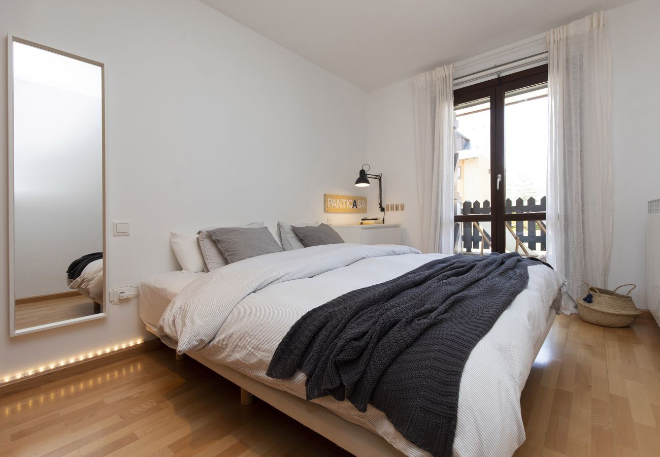 Chambre confortable et lumineuse, idéale pour se détendre après une journée en montagne ou au ski.