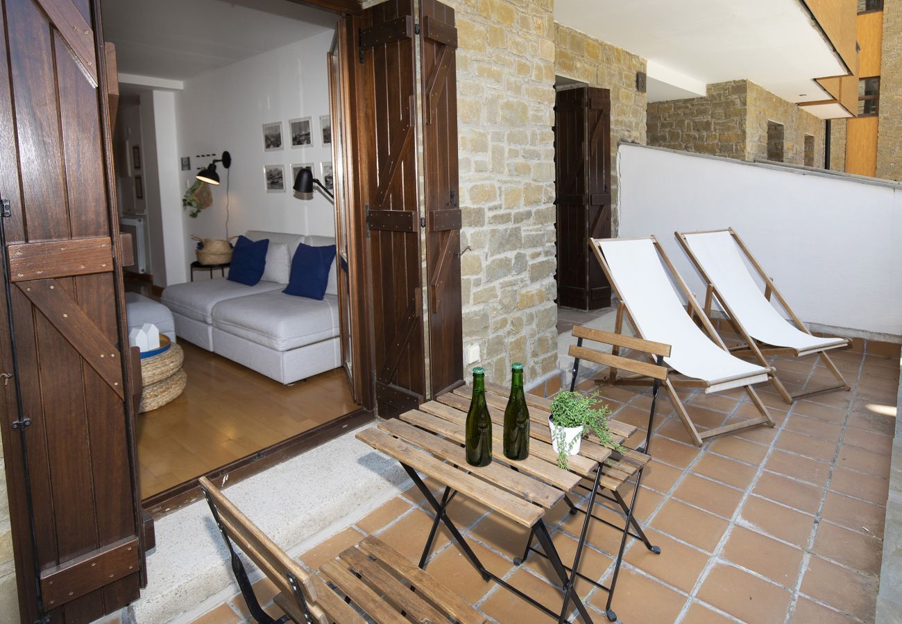 Terrasse avec table extérieure dans un appartement touristique à Panticosa, dans la vallée de Tena
