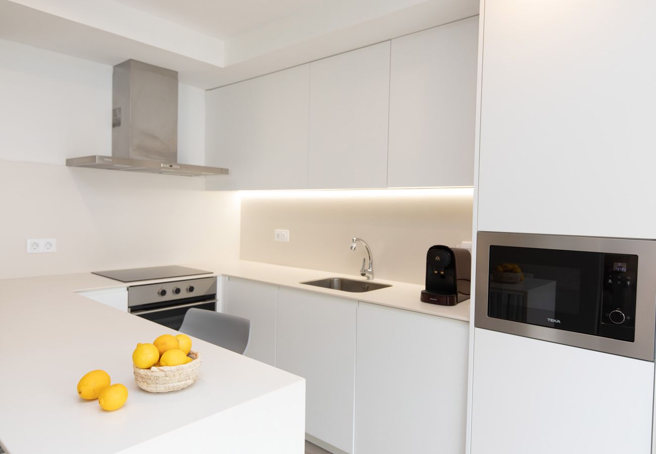 Cuisine entièrement équipée dans un appartement touristique au centre de Biescas.