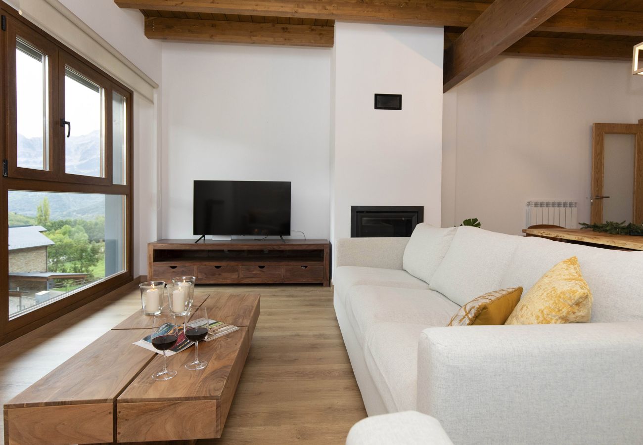 Salon moderne avec vue et cheminée intégrée dans un appartement à Panticosa.