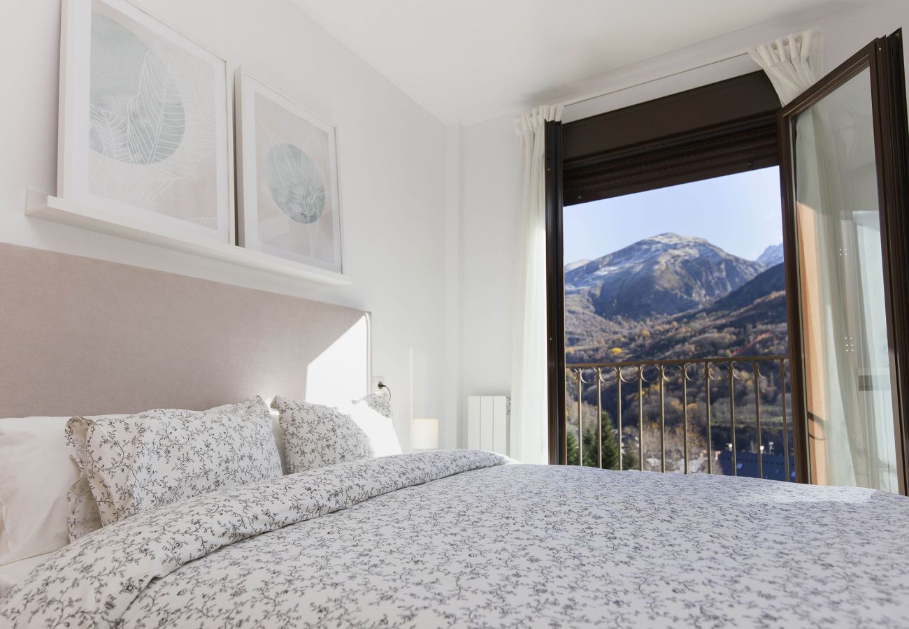 Chambre principale avec vue sur la montagne dans un hébergement de vacances à Panticosa