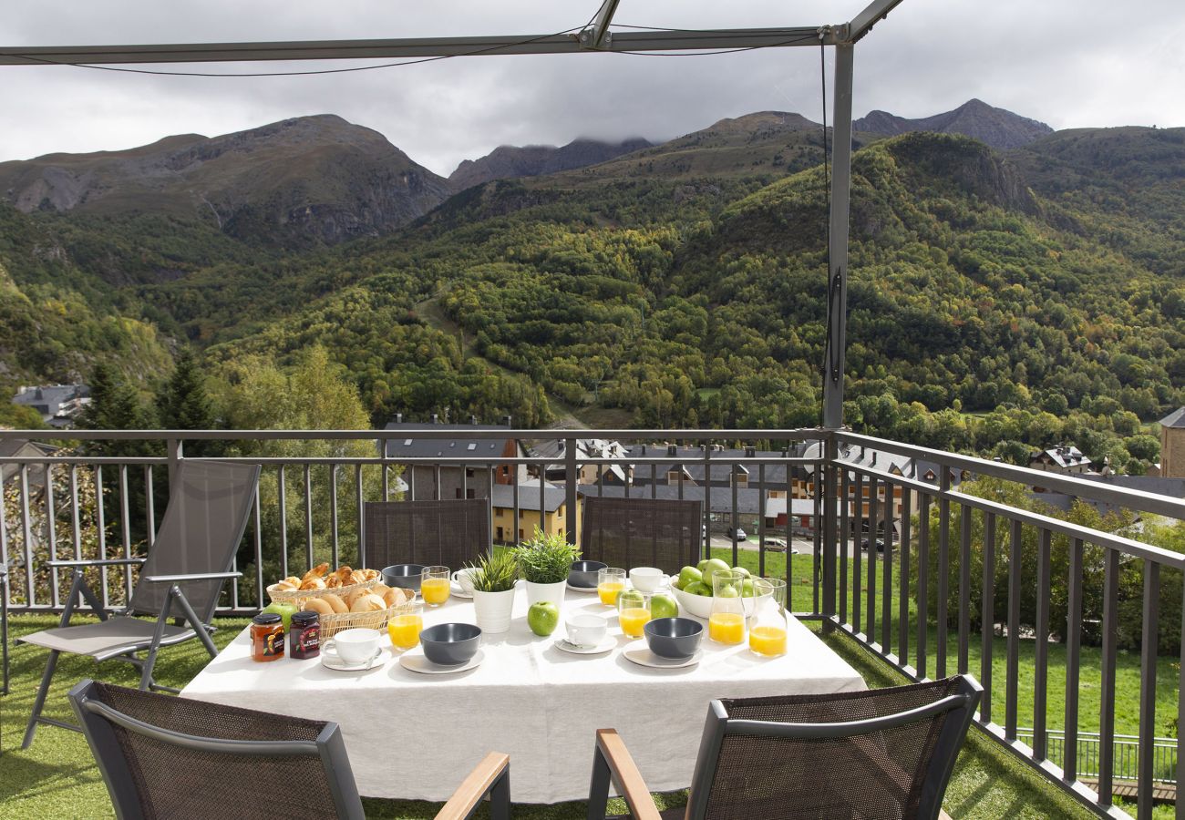 Grande terrasse avec vue sur la montagne dans un appartement touristique à Panticosa.