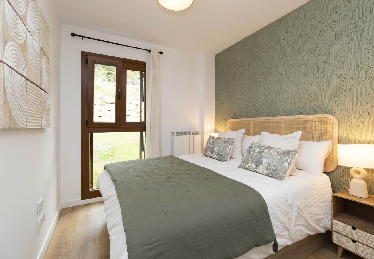 Chambre avec grande baie vitrée et lumière naturelle dans un hébergement de vacances à Panticosa.