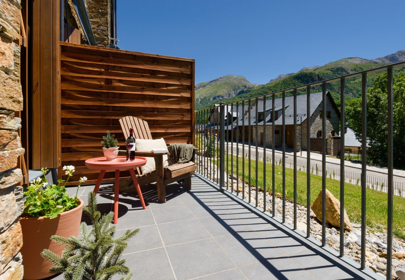 Grande terrasse avec vue et mobilier dans un hébergement touristique à Panticosa.