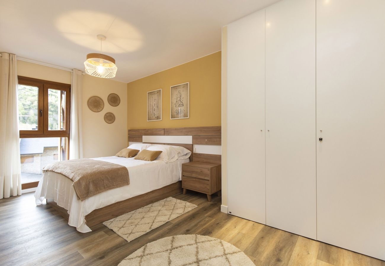 Chambre moderne et chaleureuse avec un design élégant, lumière naturelle et ambiance confortable à Panticosa.