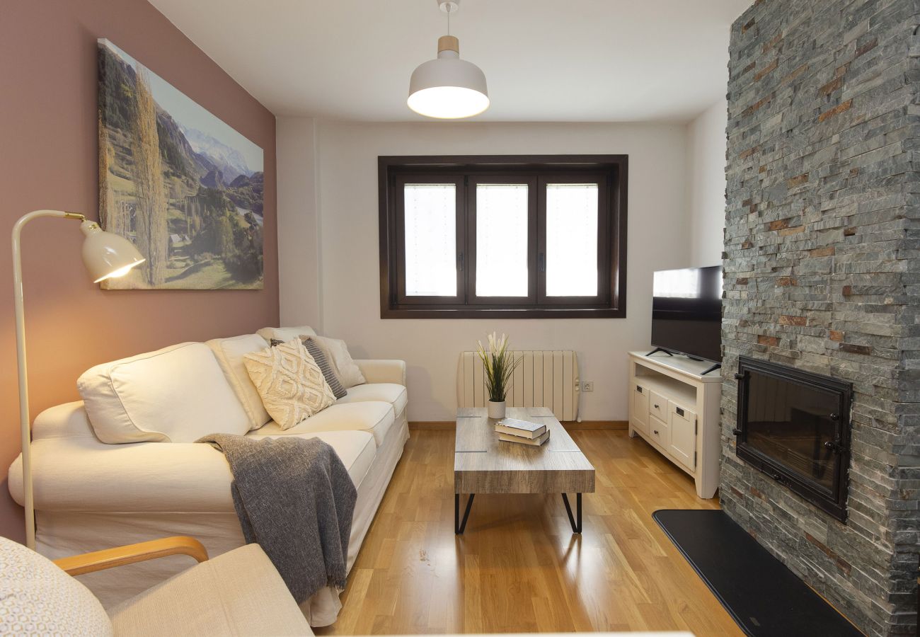 Salon spacieux et lumineux conçu pour offrir confort et style à Panticosa.
