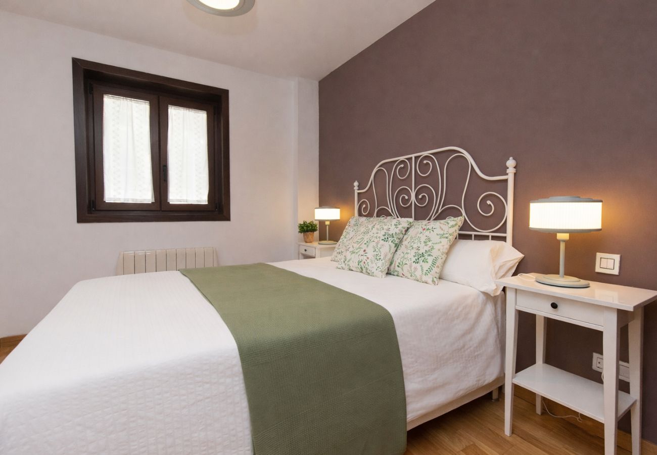 Chambre chaleureuse avec lumière naturelle et mobilier fonctionnel à Panticosa.