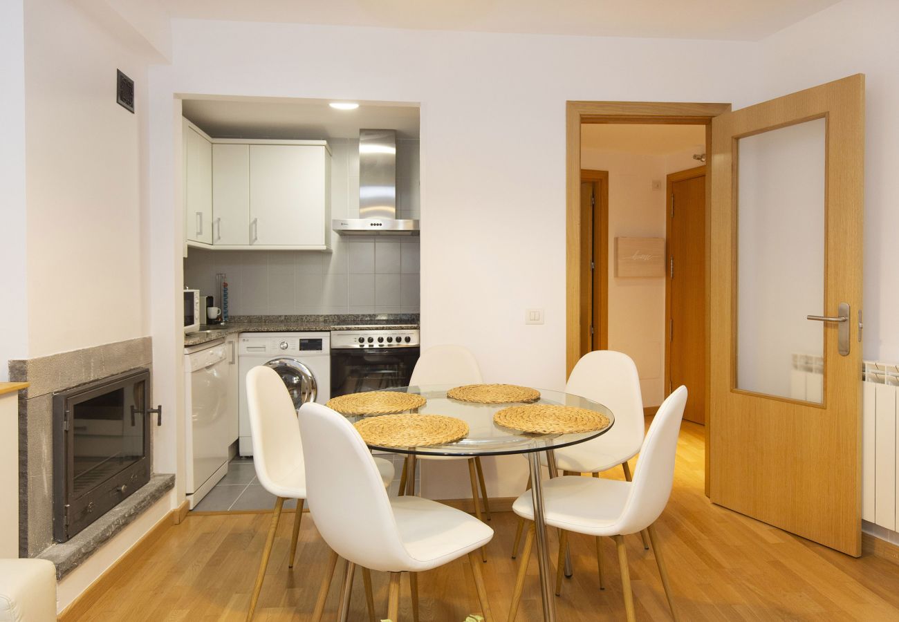 Cuisine ouverte entièrement équipée dans un appartement à Panticosa.