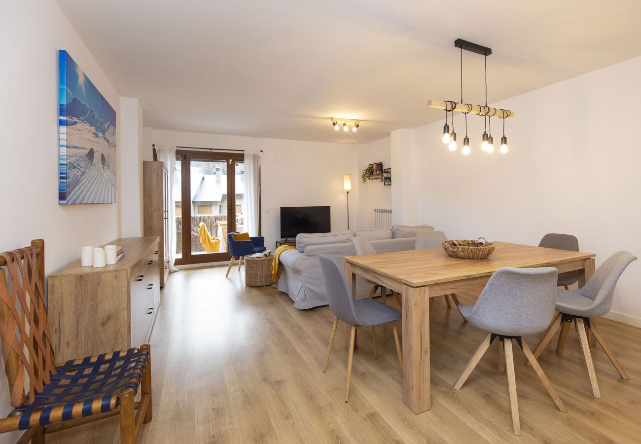 Salon-salle à manger avec lumière naturelle, vue dégagée et accès direct à la terrasse à Panticosa.