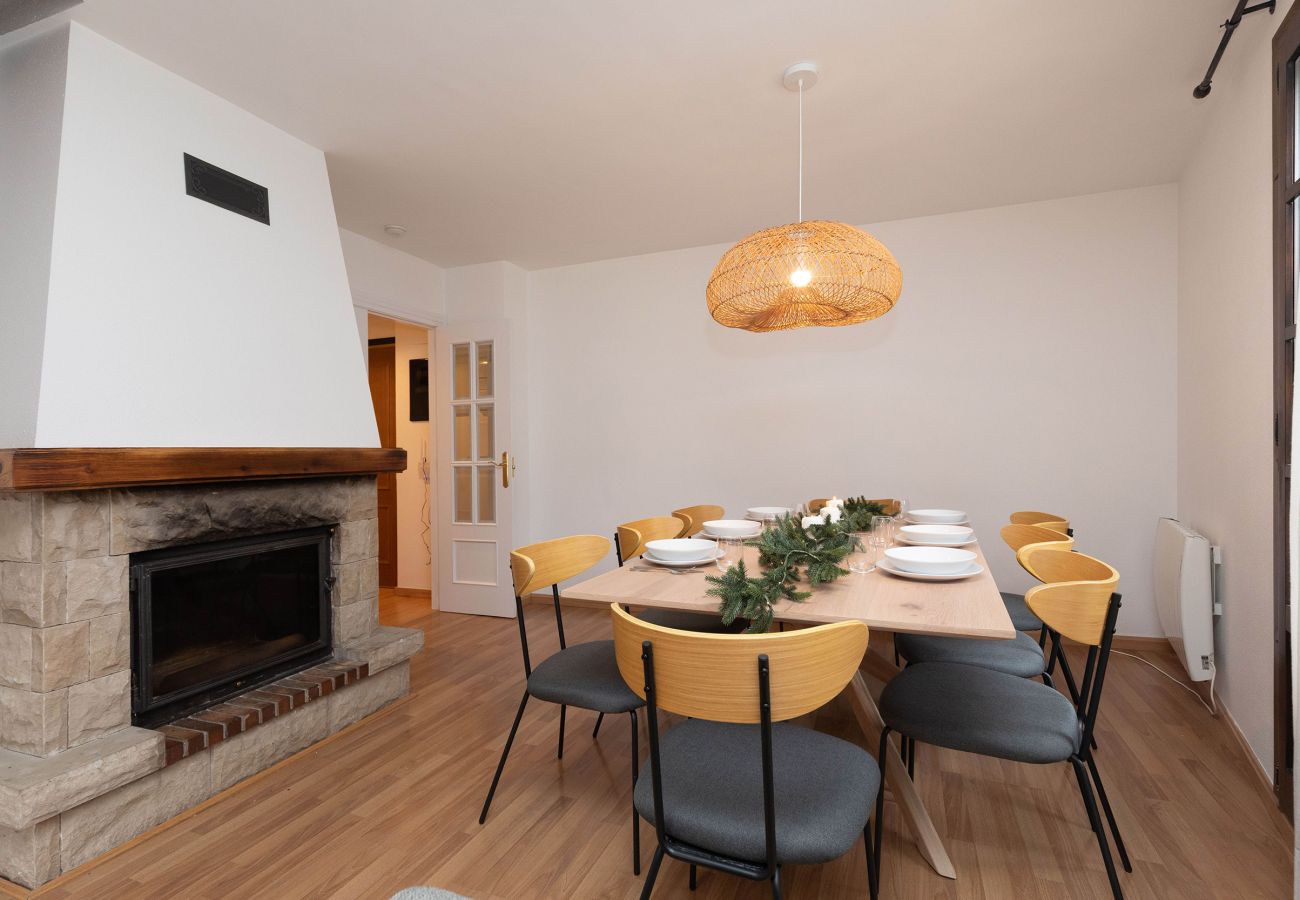 Grande salle à manger avec cheminée dans les Pyrénées, à Panticosa.