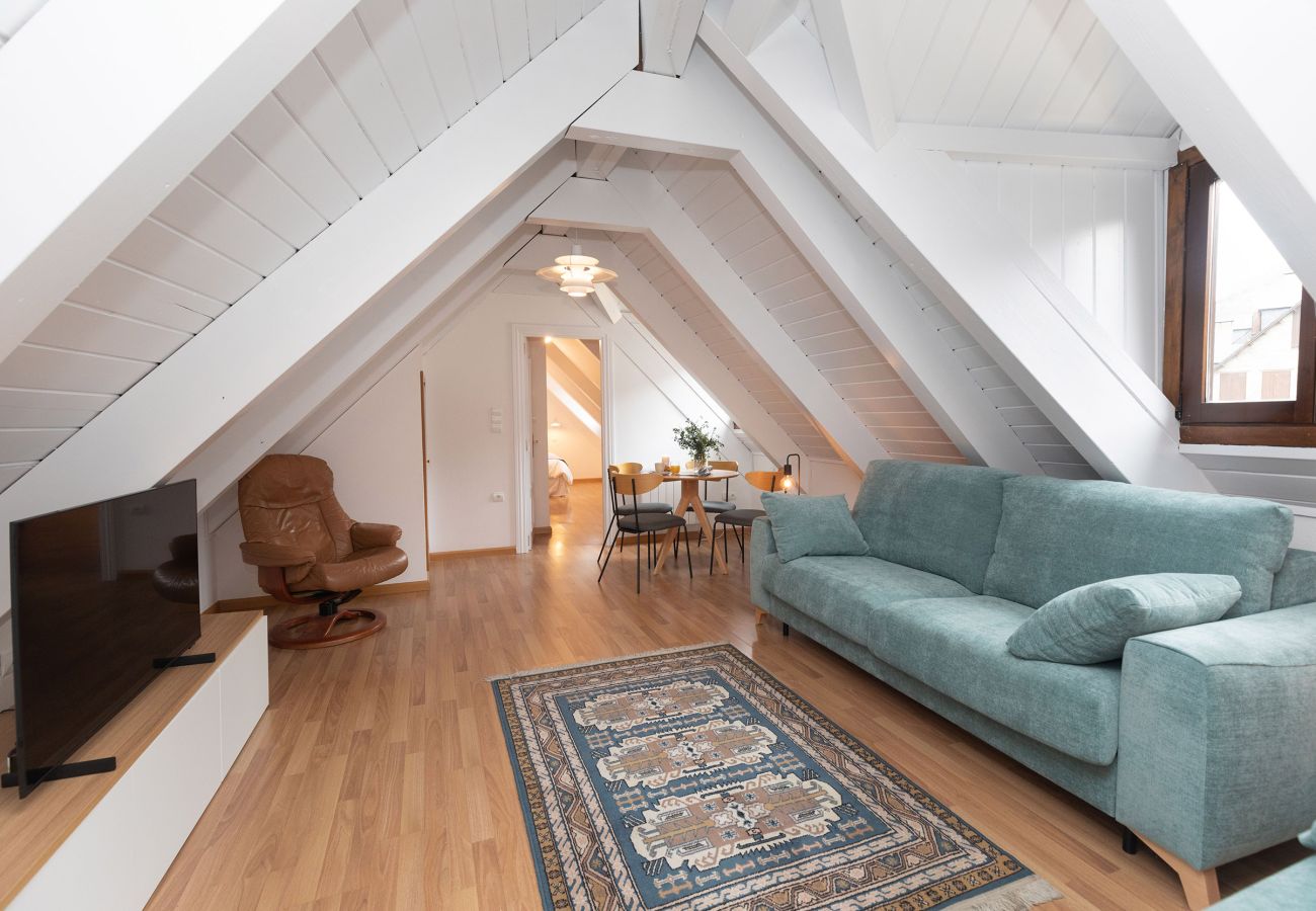 Salon-salle à manger chaleureux avec décoration accueillante et grands espaces à Panticosa.