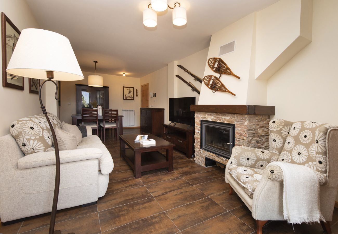 Salon chaleureux dans les Pyrénées avec lumière naturelle, décoration accueillante et espace idéal pour se détendre en famille à Panticosa.