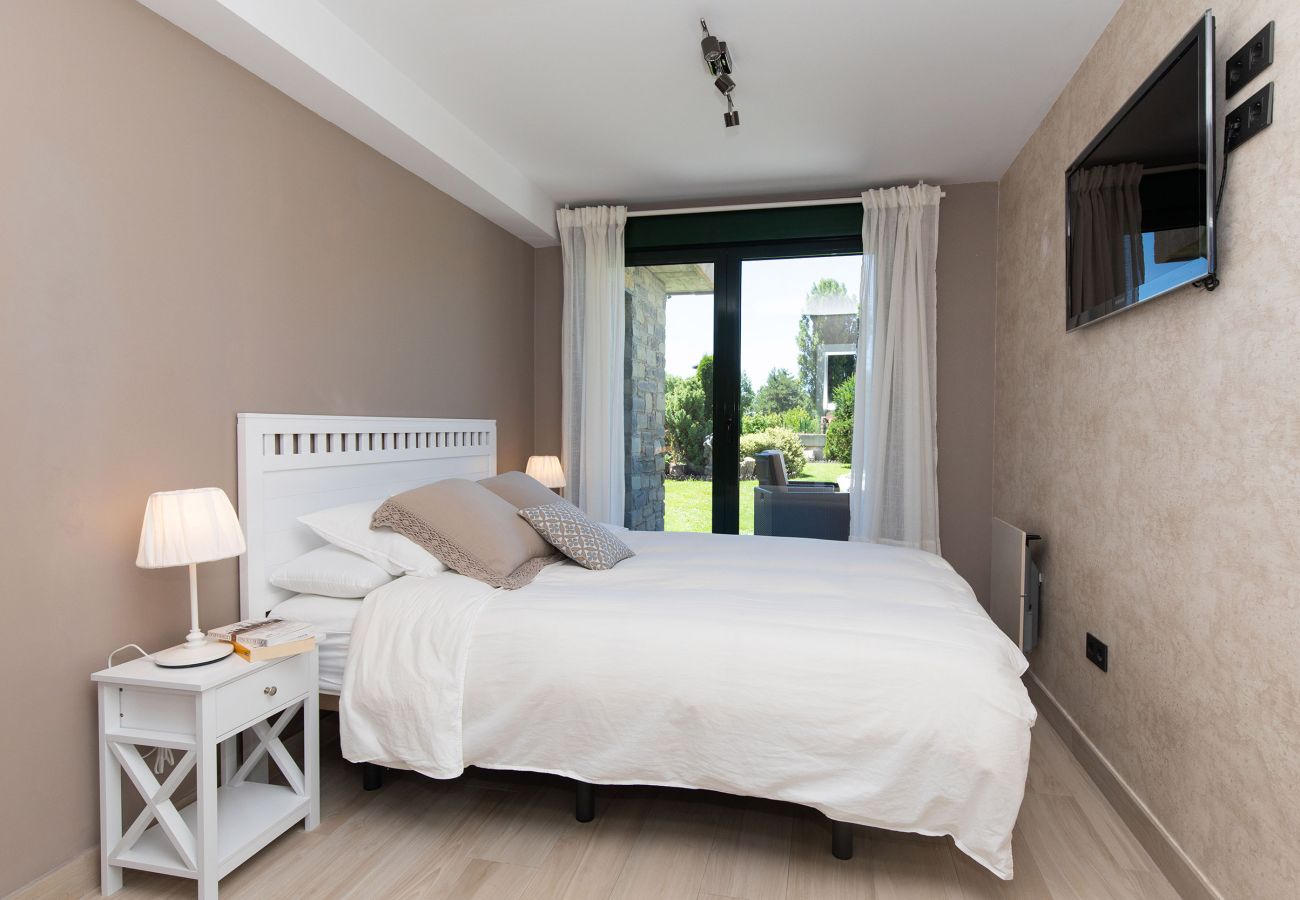 Chambre avec lit double et design simple et élégant pour un séjour paisible dans les Pyrénées à Panticosa.