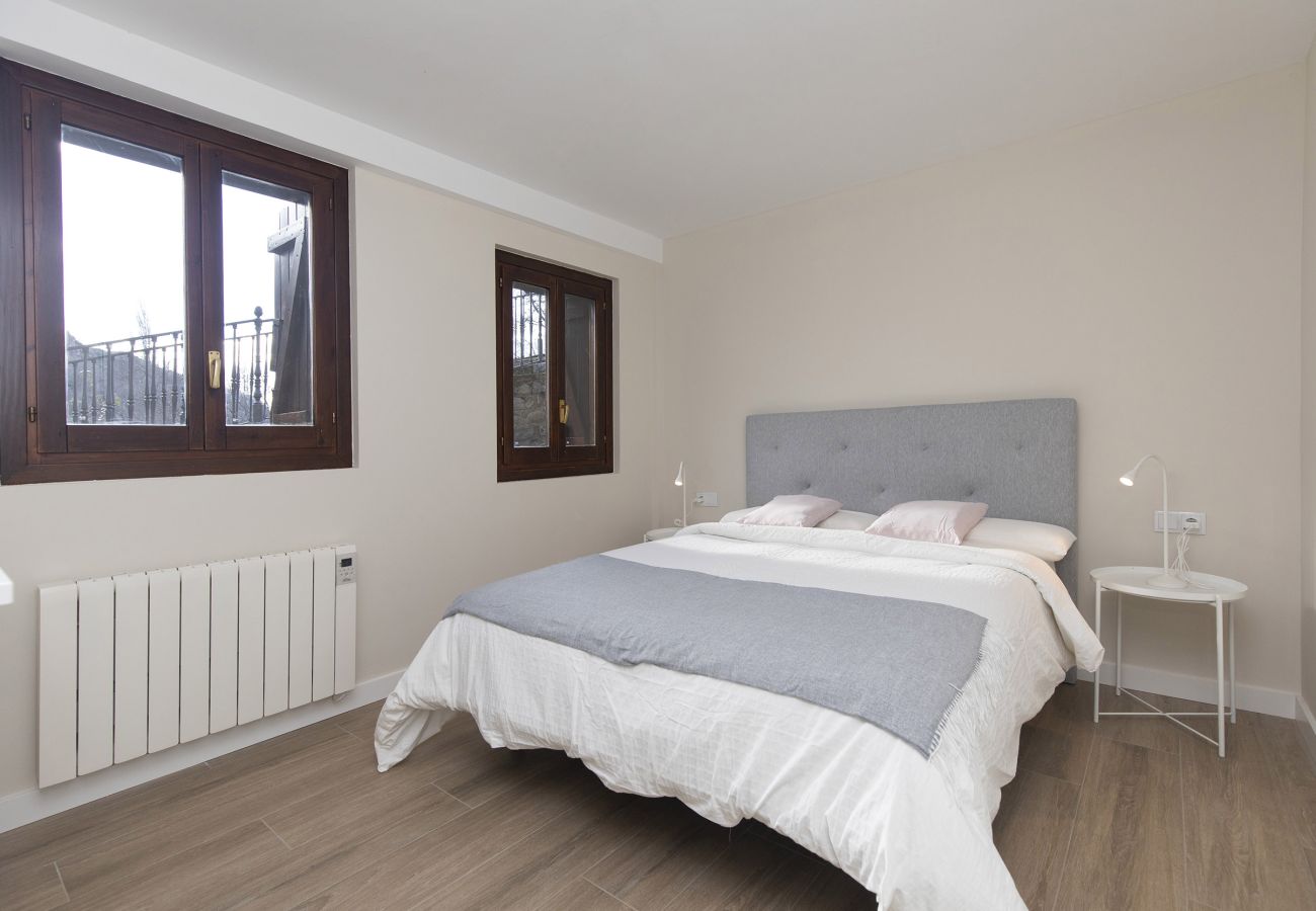Chambre lumineuse et confortable, idéale pour se reposer après une journée dans la nature à El Pueyo de Jaca.