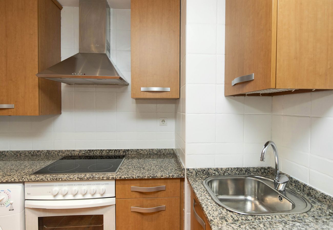 Cuisine moderne et pratique avec espace ouvert sur le salon, parfaite pour les séjours en famille ou entre amis à El Pueyo de Jaca.