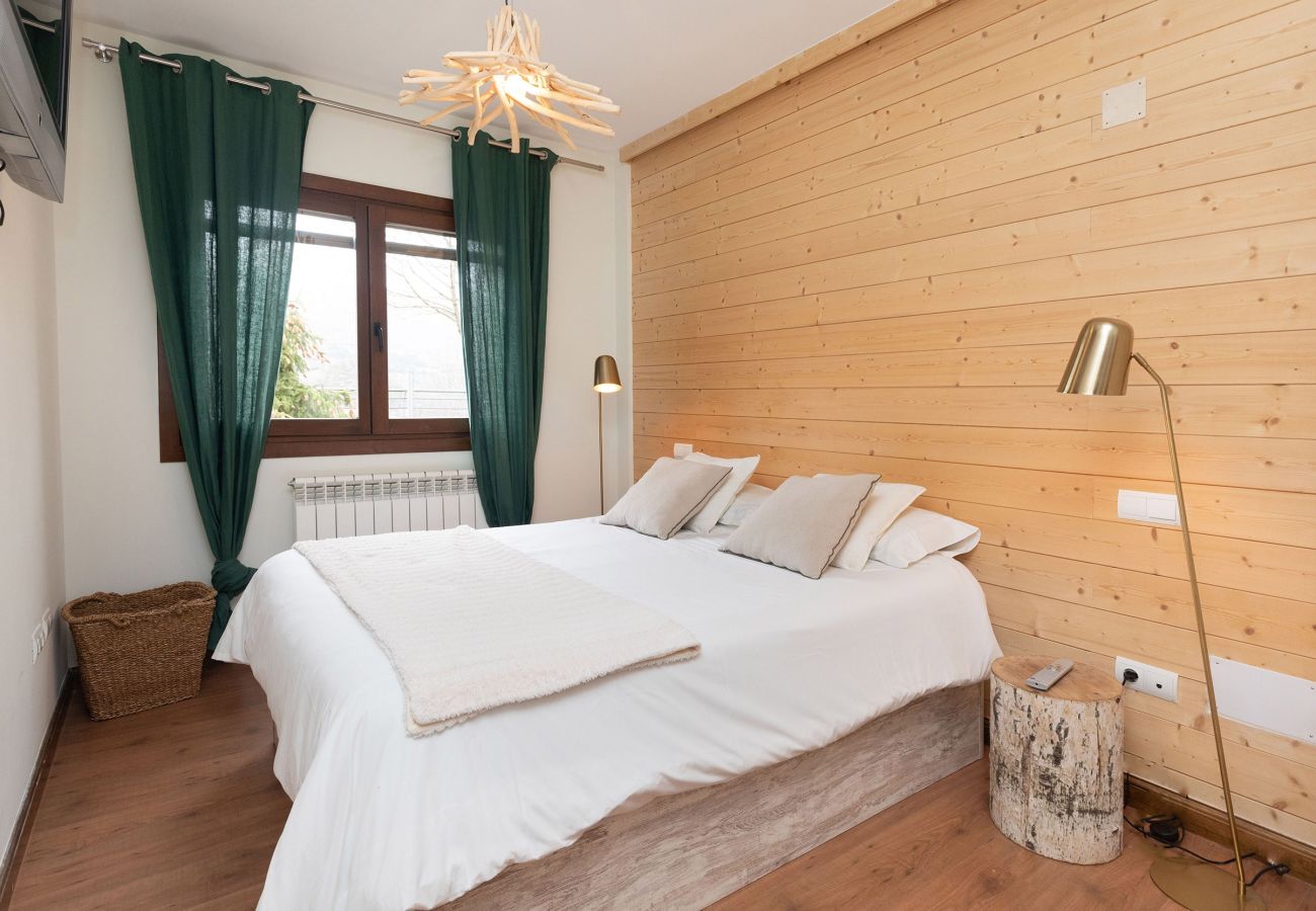 Chambre lumineuse à Panticosa avec une décoration simple et confortable.