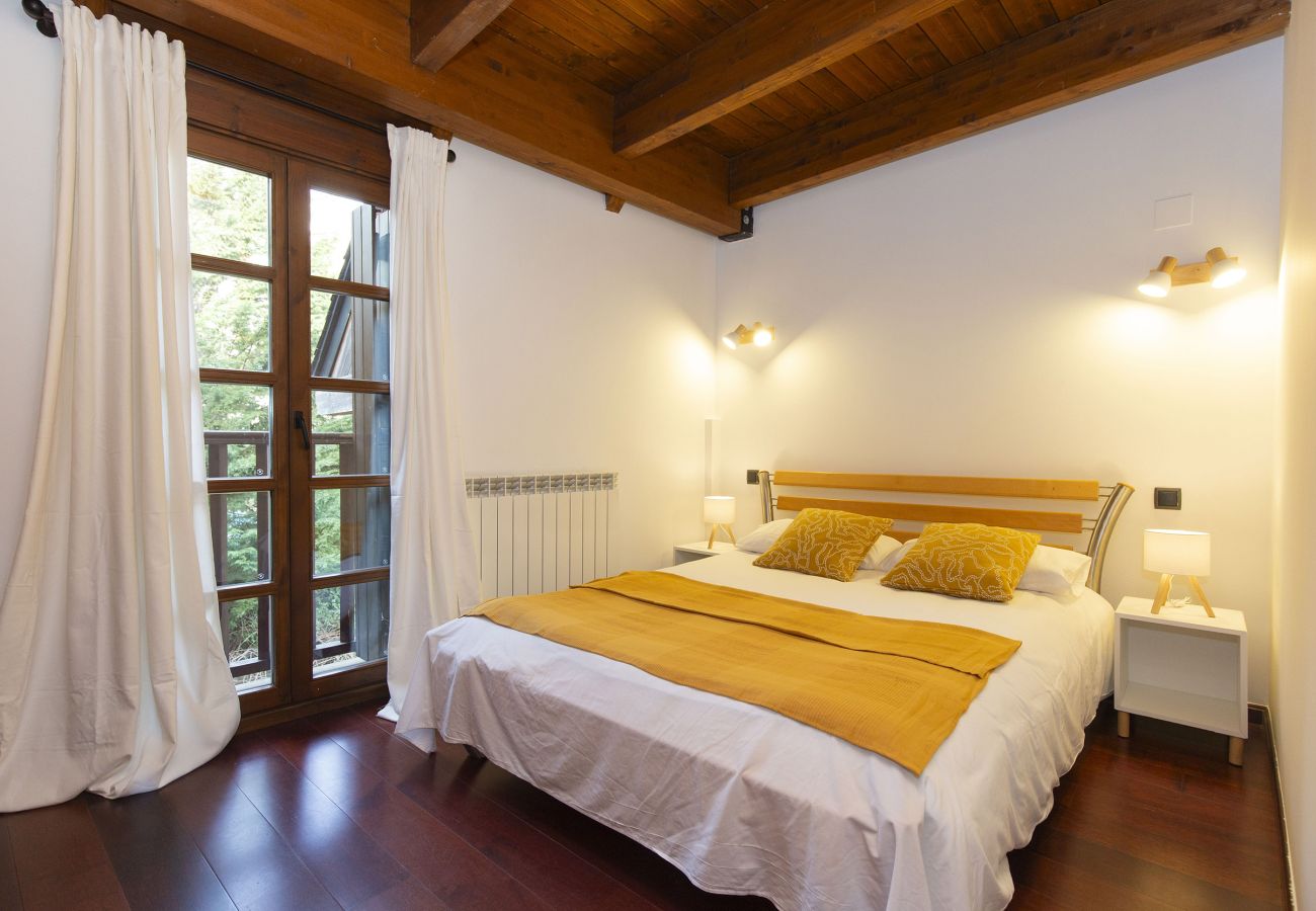 Chambre calme avec lit double et ambiance chaleureuse à Sallent.
