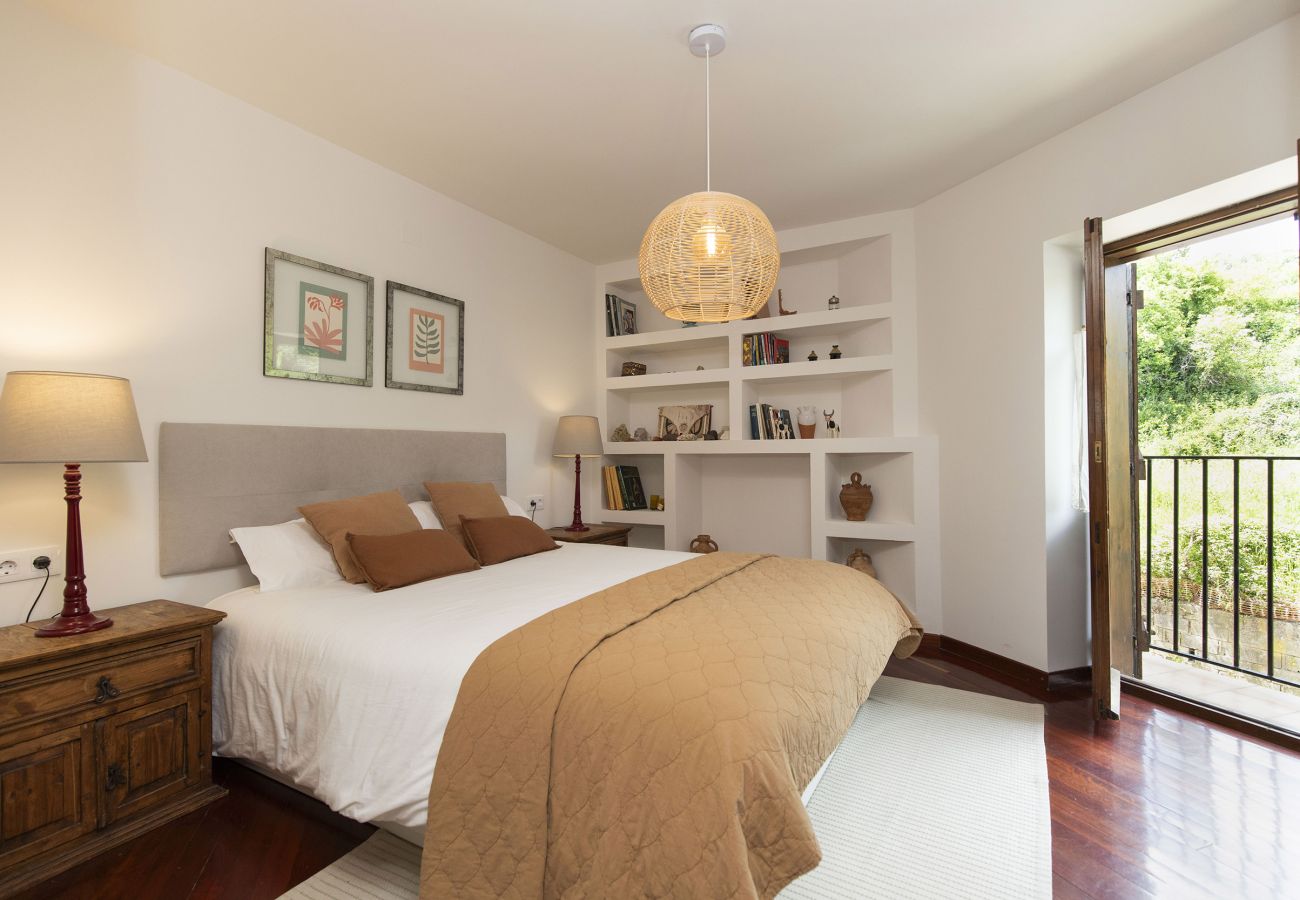 Chambre chaleureuse à Tramacastilla avec lumière naturelle et design simple.