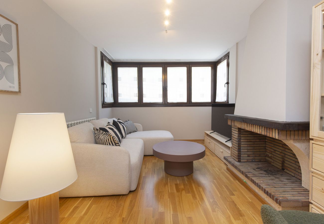 Salon à l’ambiance chaleureuse, parfait pour profiter de la tranquillité d’Escarrilla.