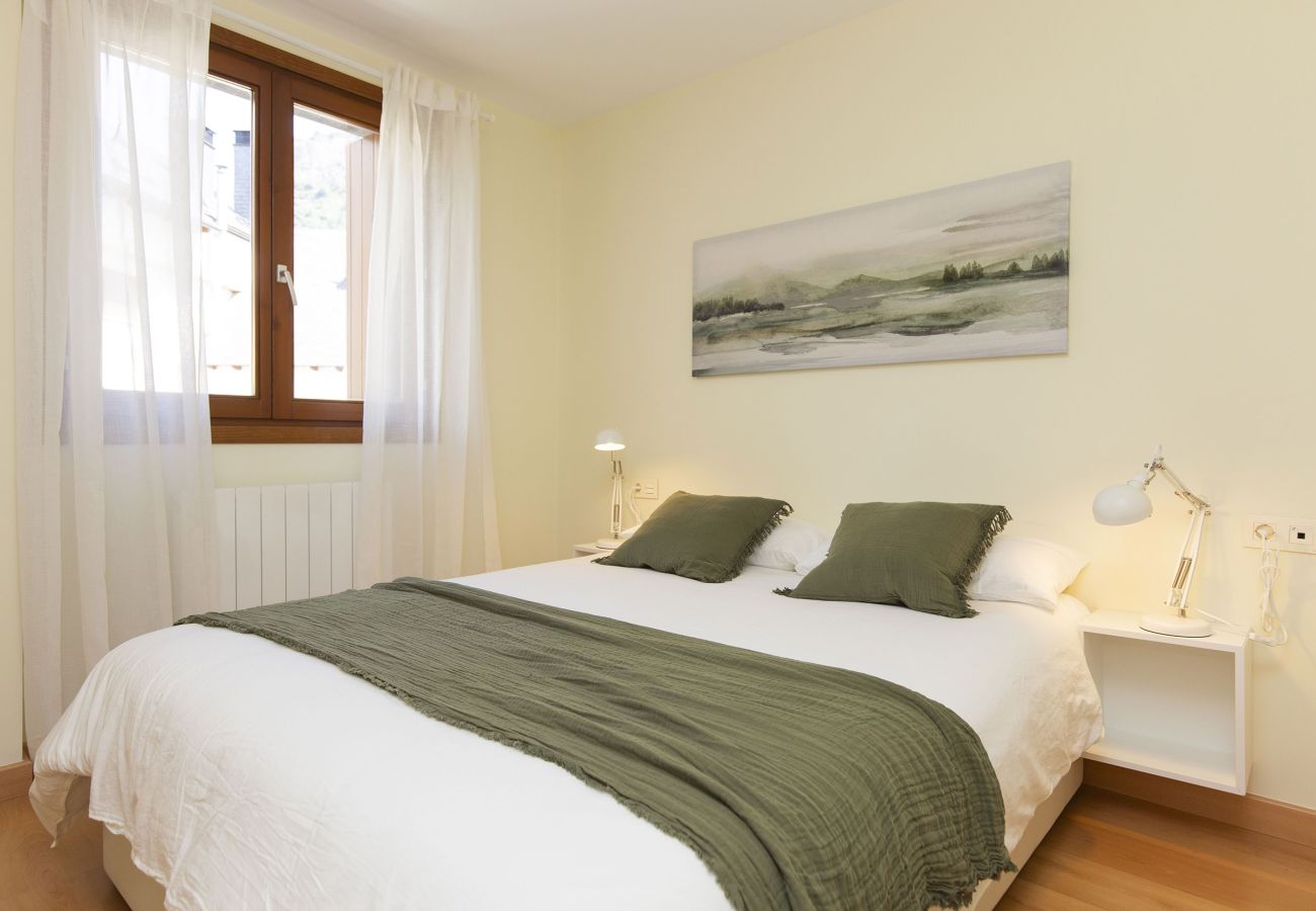 Chambre lumineuse à Escarrilla avec décoration simple et confortable.