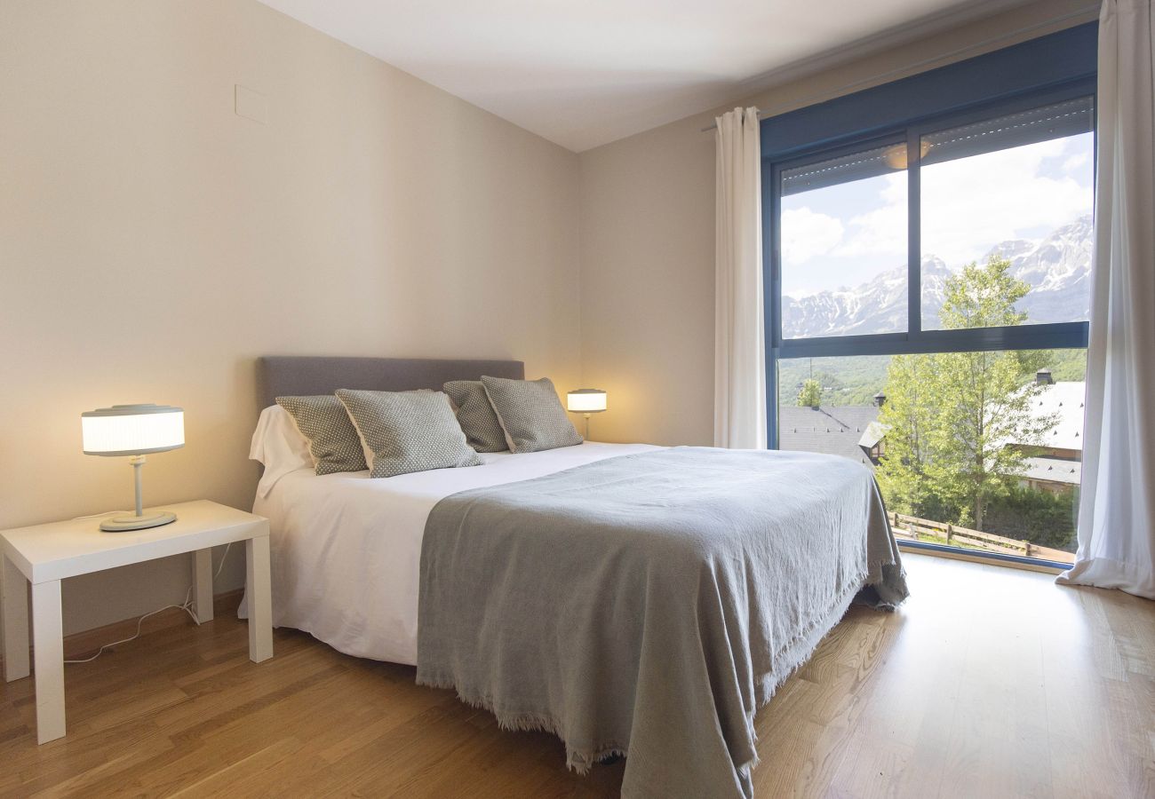 Chambre principale, style chaleureux et ambiance tranquille pour un repos parfait dans les Pyrénées à Panticosa.